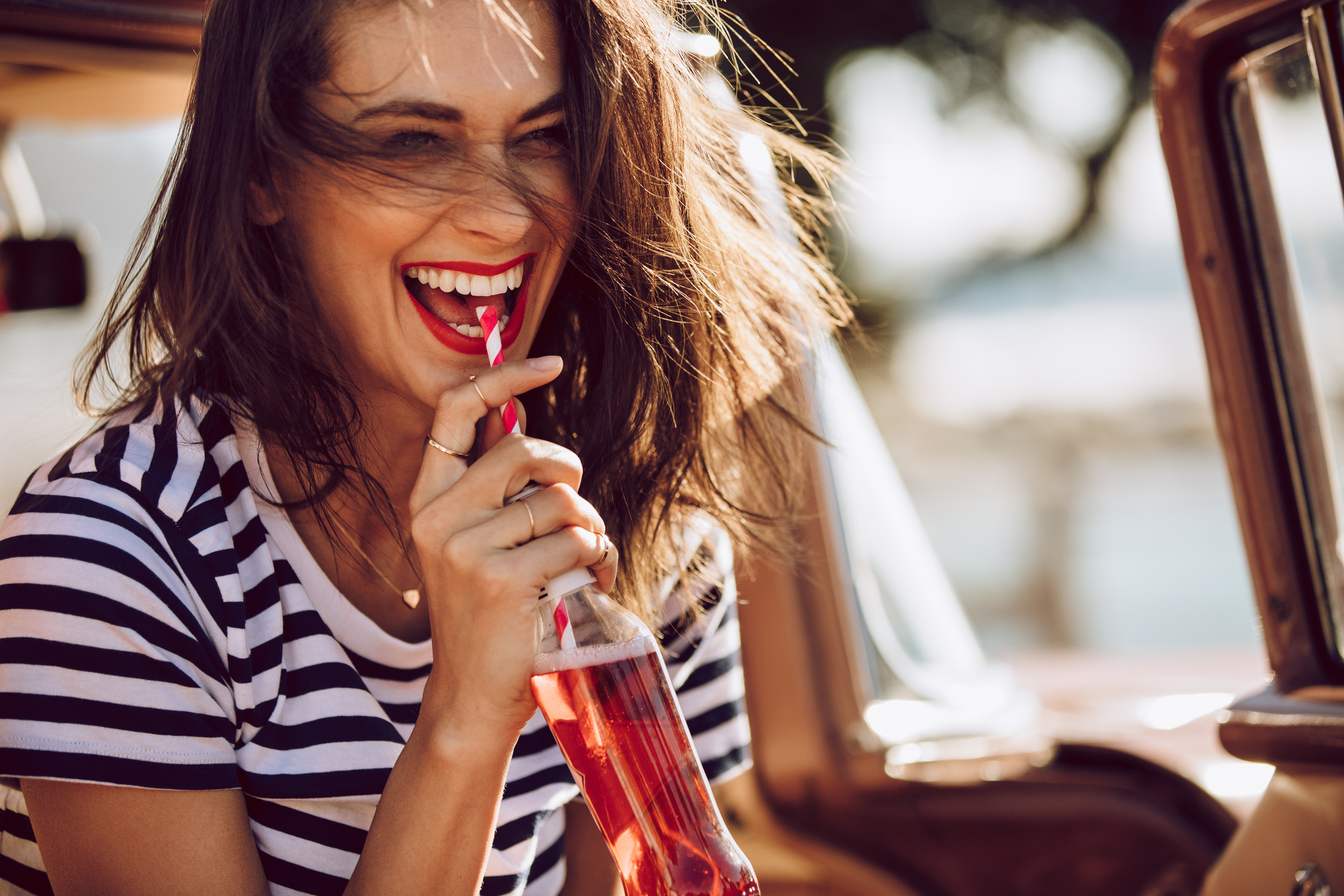 Evita estas costumbres nocivas del verano que estropean tu sonrisa