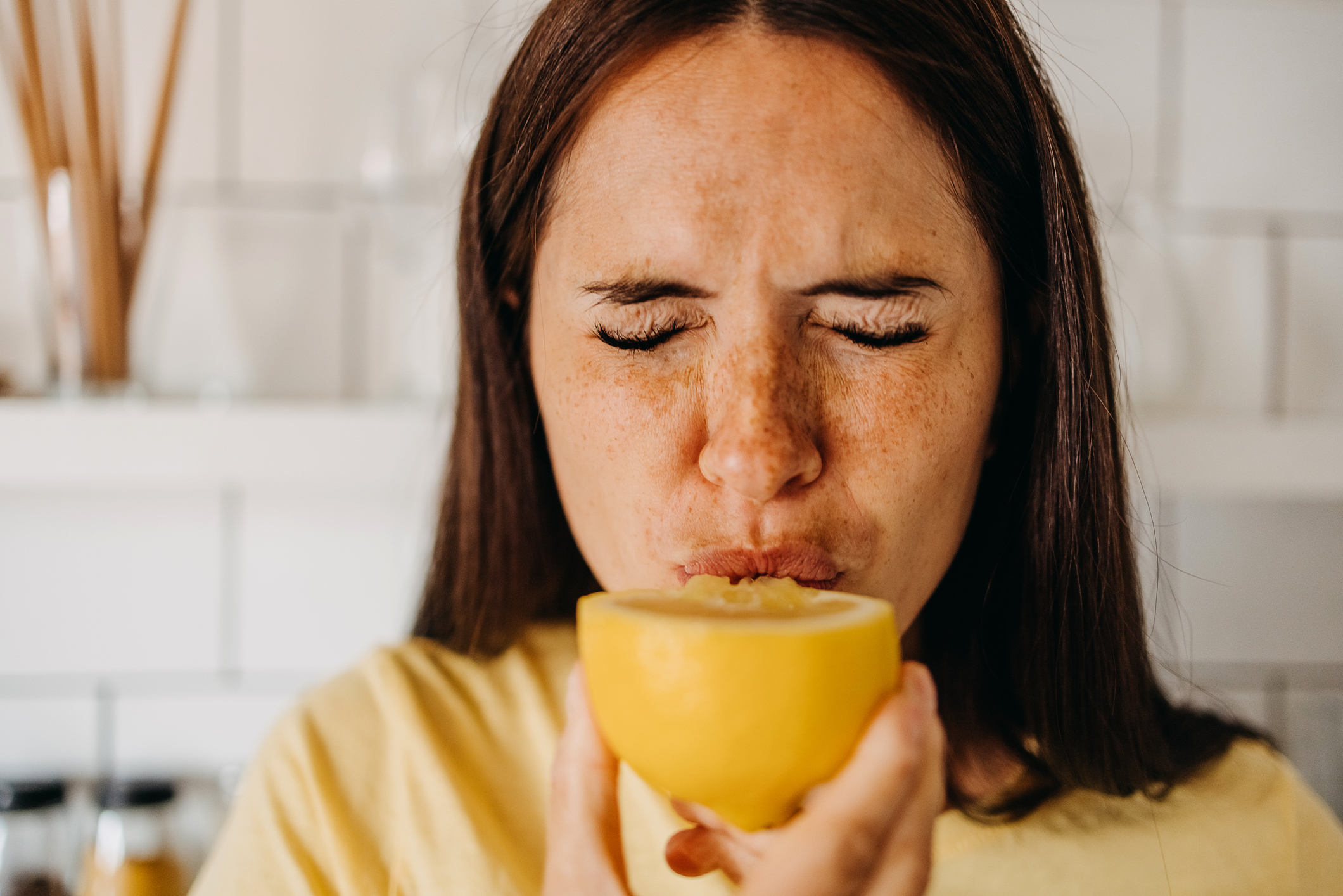 ¿Qué efectos tienen los alimentos ácidos en los dientes?