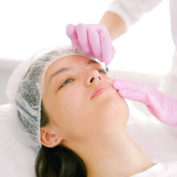 mujer recibiendo tratamiento de botox en la sonrisa gingival en clínica funes dental y estética en málaga